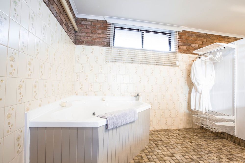 Farnham Court Spa Suite 6