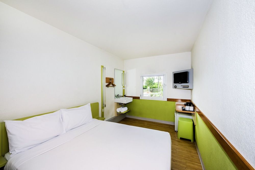 Standard Room, 1 Queen Bed