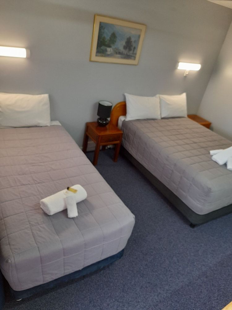 Civic Motel Basic Twin Room 5