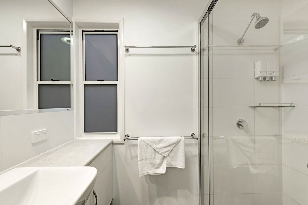 Discovery Parks - Emerald Beach Deluxe 2 Bedroom Family Cabin - Sleeps 6 6