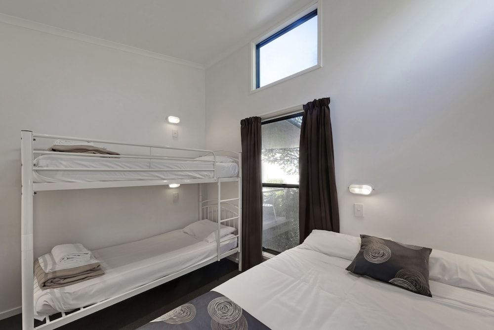 Deluxe 2 Bedroom Cabin - Sleeps 6
