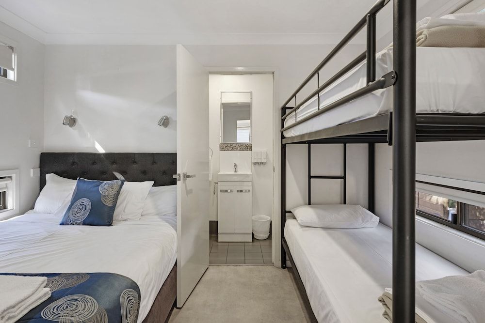 Discovery Parks - Emerald Beach Standard 1 Bedroom Cabin 2