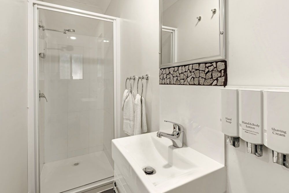 Discovery Parks - Emerald Beach Standard 1 Bedroom Cabin 4