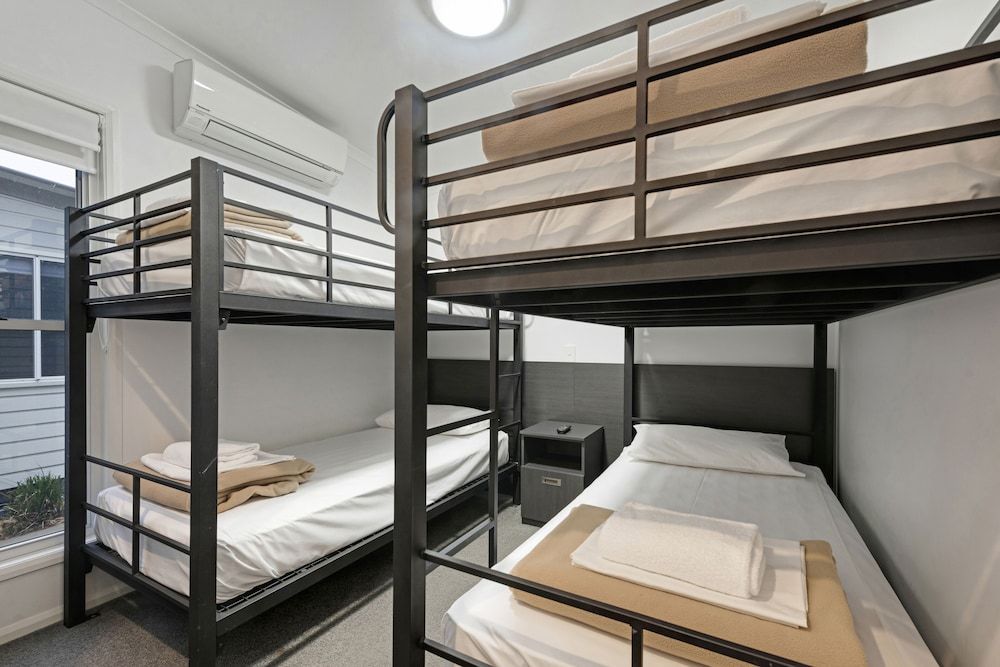 Discovery Parks - Emerald Beach Deluxe 2 Bedroom Family Cabin - Sleeps 6 2