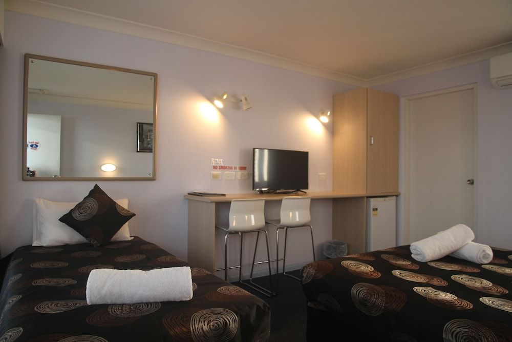 Bay Air Motel Queen Deluxe and Single 12