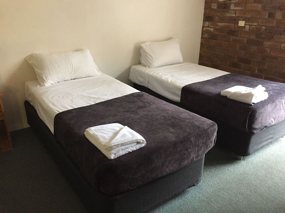 Coomera Motor Inn Standard Room, Non Smoking (Quad Room) 2