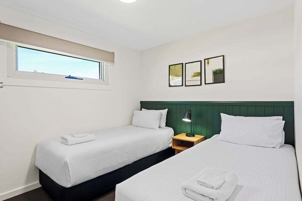 Deluxe 2 Bedroom Cabin - Sleeps 4