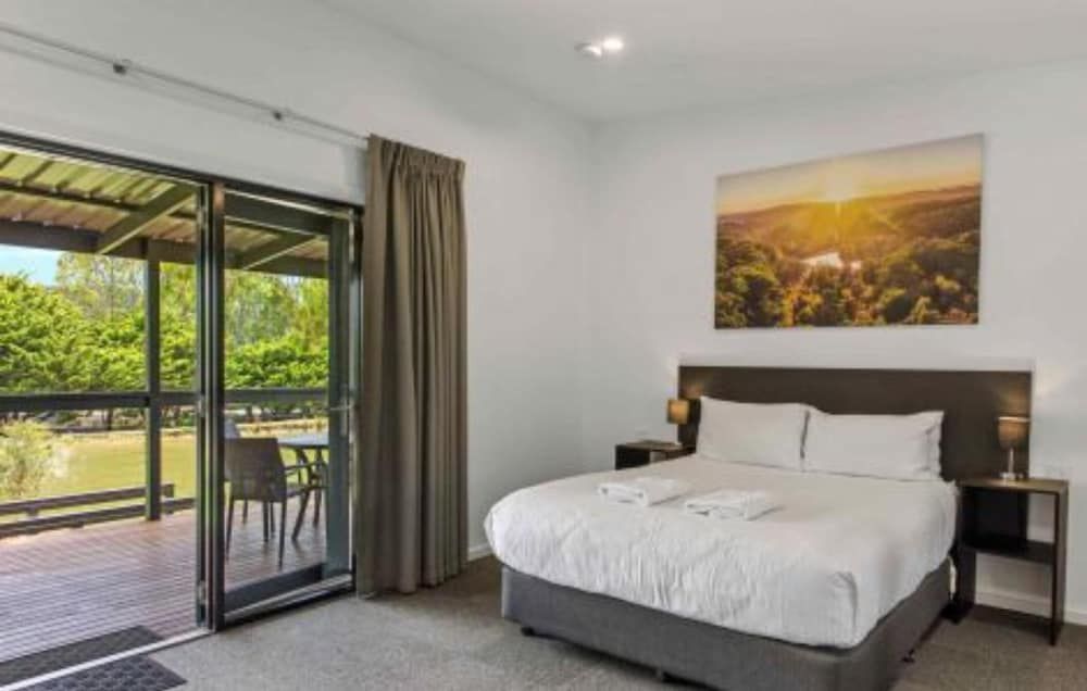 Discovery Parks - Hahndorf Deluxe Studio Lakeview Cabin (2 Queen)
