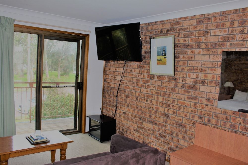 Bridge View Motel Queen Room with Balcony 10