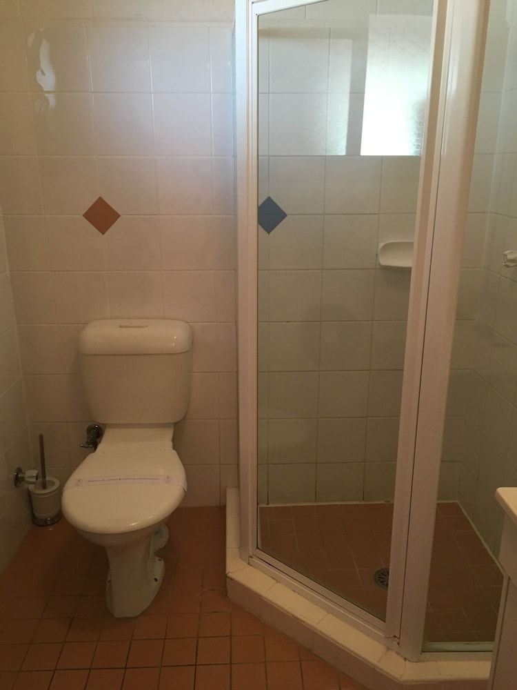 Bridge View Motel Queen Room with Balcony 8