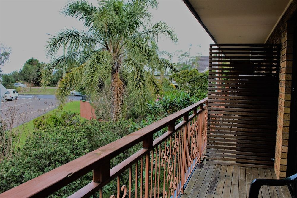 Bridge View Motel Queen Room with Balcony 7