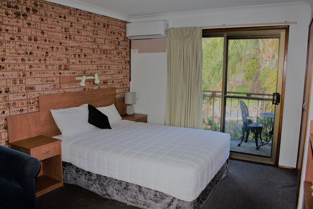 Bridge View Motel Queen Room with Balcony 6