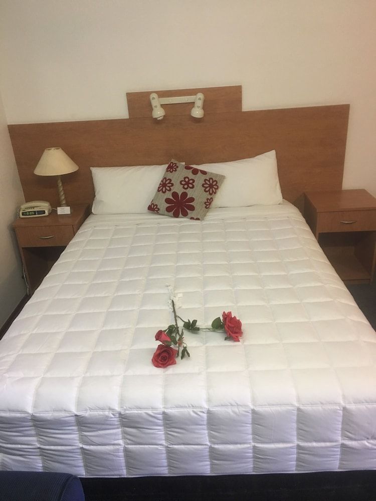 Bridge View Motel Queen Room with Balcony 5