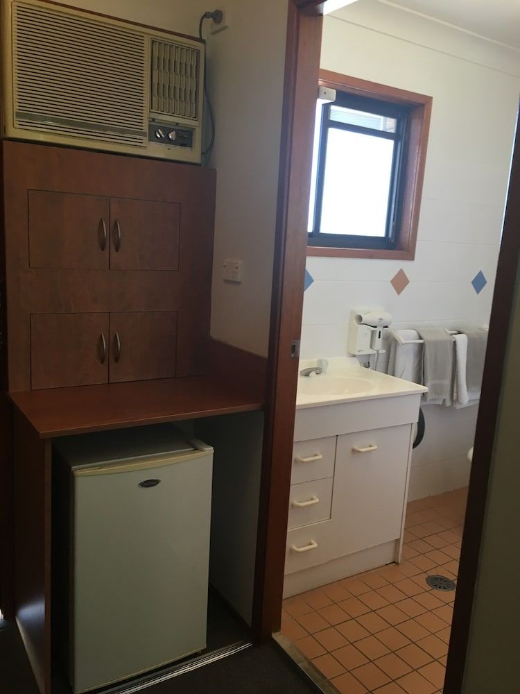 Bridge View Motel Queen Room Downstairs 4