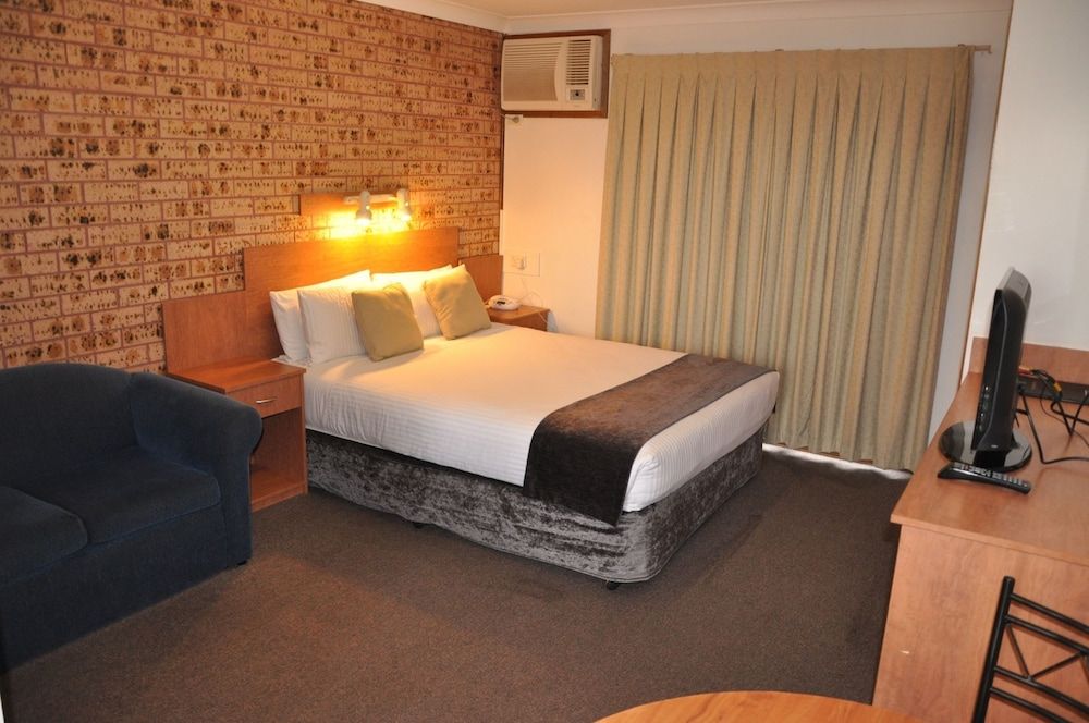 Bridge View Motel Queen Room with Balcony 2