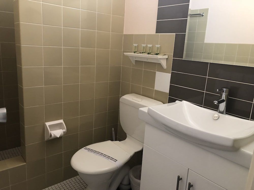 Queanbeyan Motel King Room 4