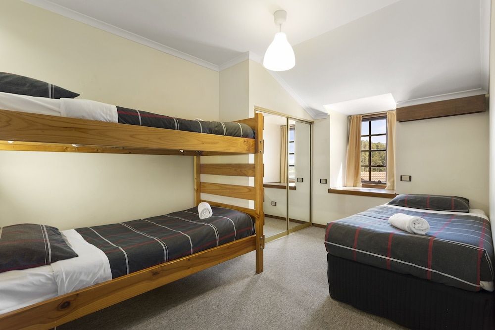 Village Family Motor Inn Apartment, 2 Bedrooms