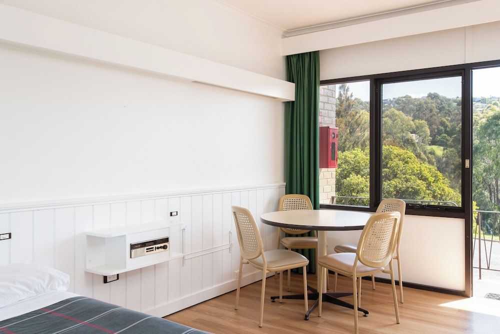 Village Family Motor Inn Family Room 9