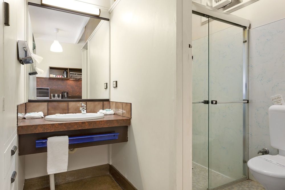 Village Family Motor Inn Room (Queen or Twin) 9