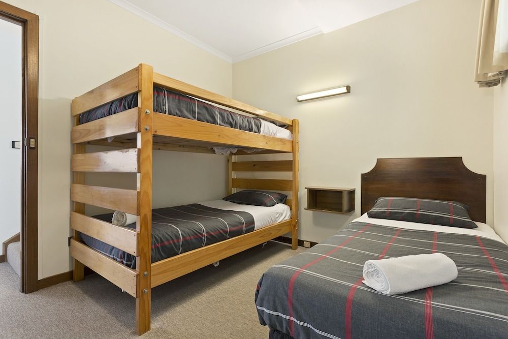 Village Family Motor Inn Apartment, 2 Bedrooms 3