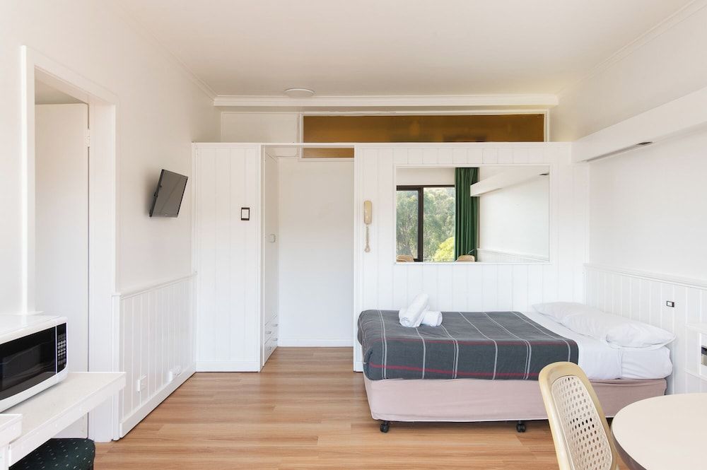 Village Family Motor Inn Family Room 2