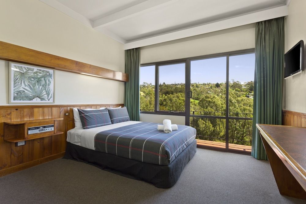 Village Family Motor Inn Family Room 4