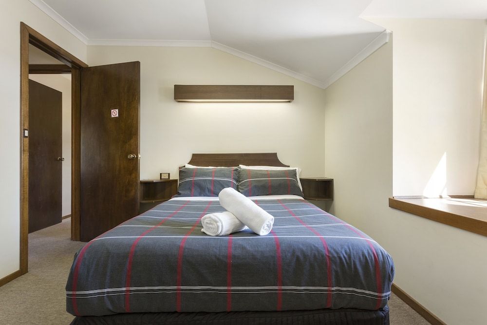 Village Family Motor Inn Apartment, 2 Bedrooms 2