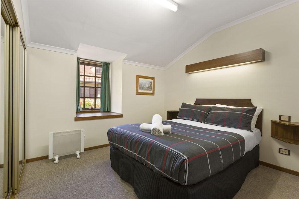 Village Family Motor Inn Apartment, 2 Bedrooms 7