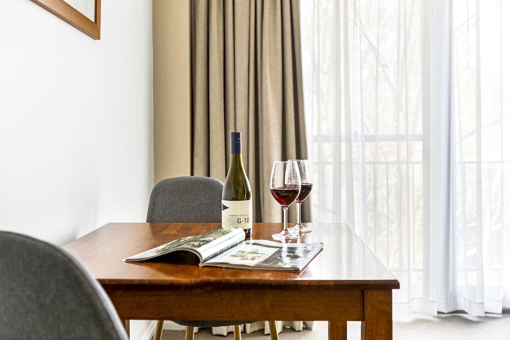 Berry Village Boutique Motel Deluxe King Room, Free Wi-Fi & Parking 6