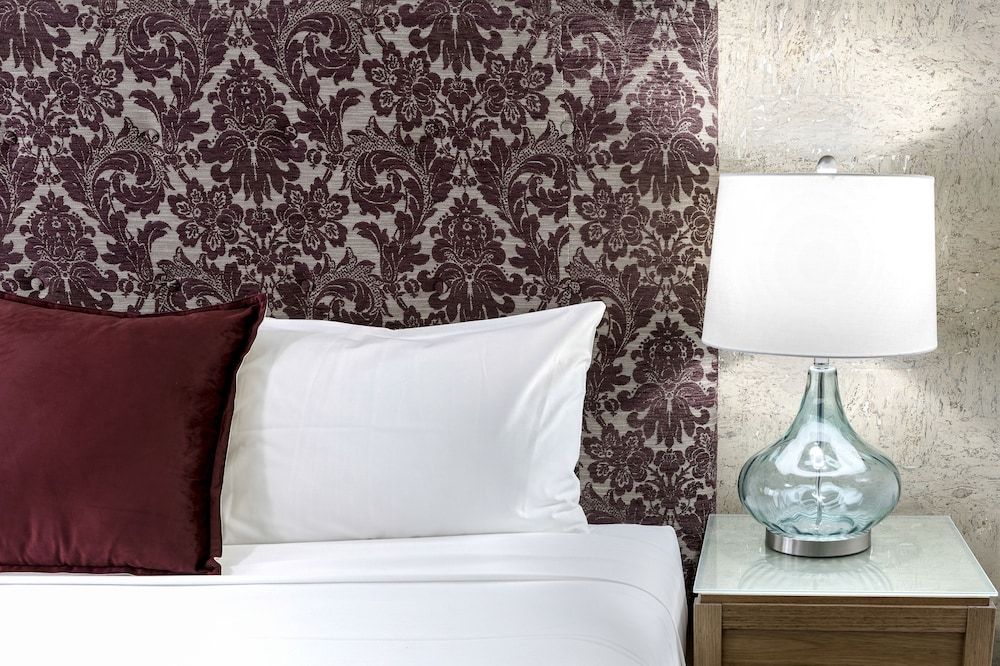 Berry Village Boutique Motel Deluxe King Room, Free Wi-Fi & Parking 3