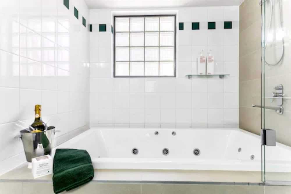 Berry Village Boutique Motel Deluxe Spa Room, Free Wi-Fi & Parking 5