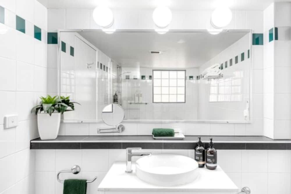 Berry Village Boutique Motel Deluxe Spa Room, Free Wi-Fi & Parking 4