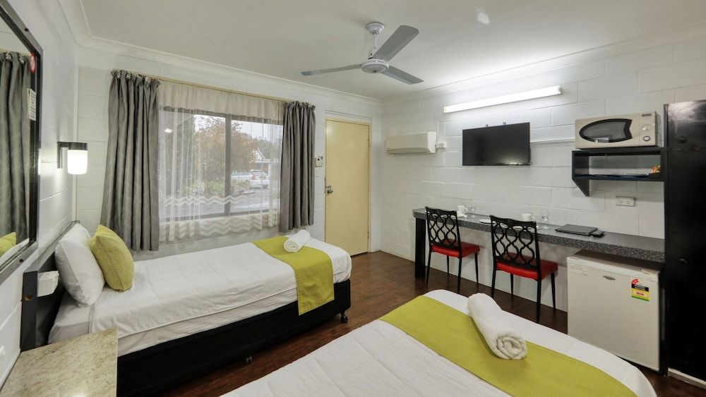 Azalea Motel Standard Queen Room 2