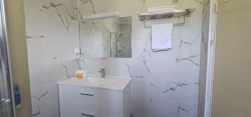 Azalea Motel Standard Queen Room 6