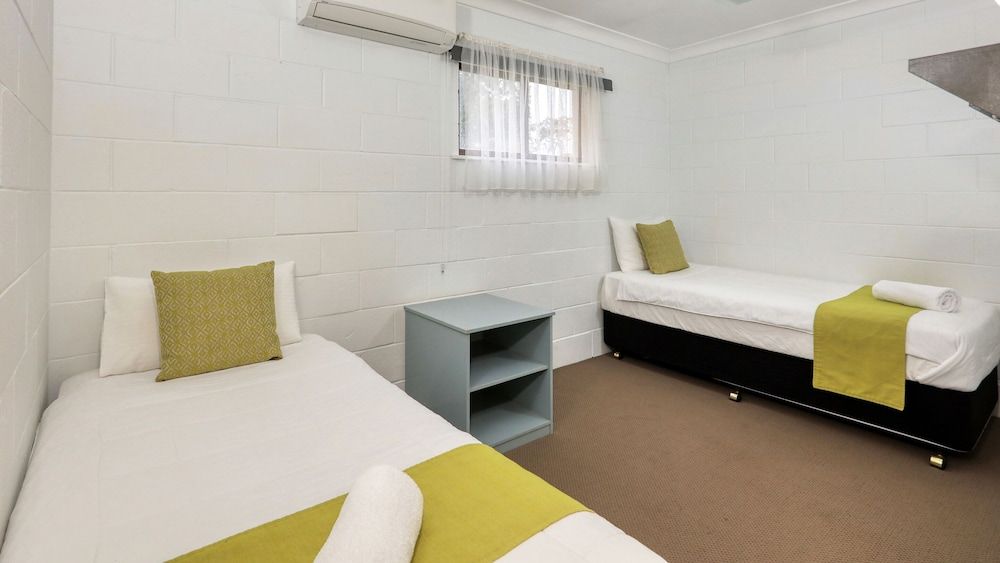 Azalea Motel Family 6 Room 3