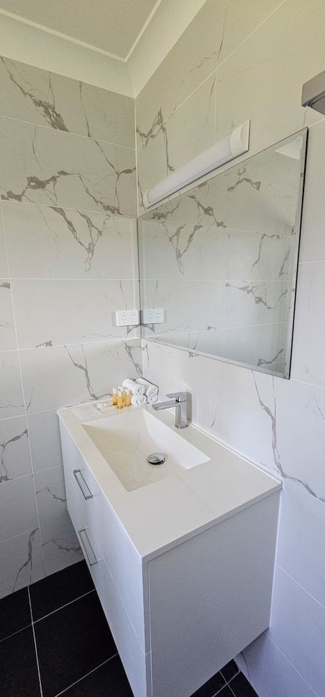 Azalea Motel Standard Queen Room 5