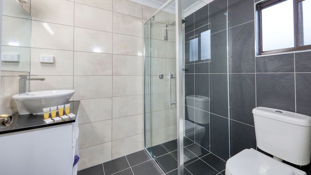 Azalea Motel Family 6 Room 5