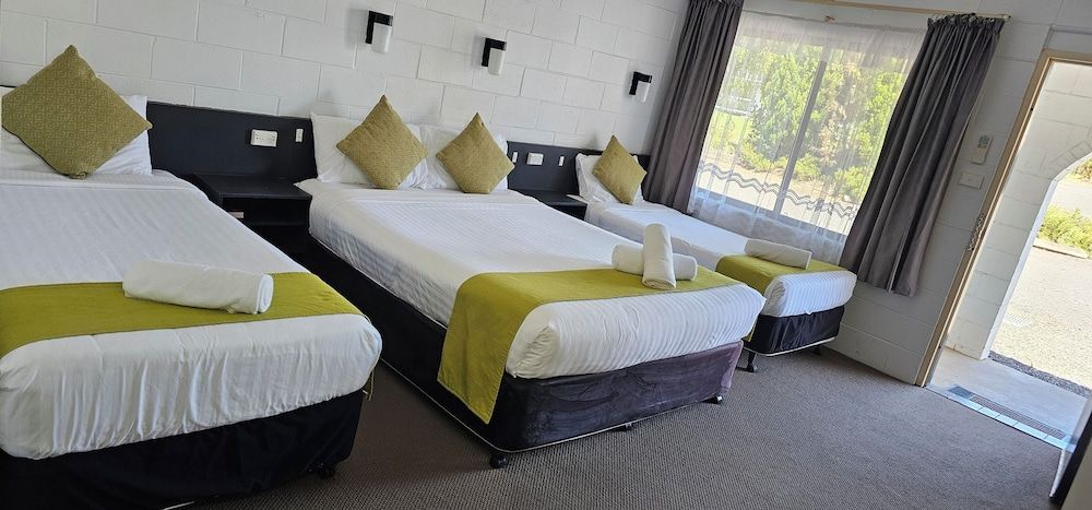 Azalea Motel Family 6 Room 4