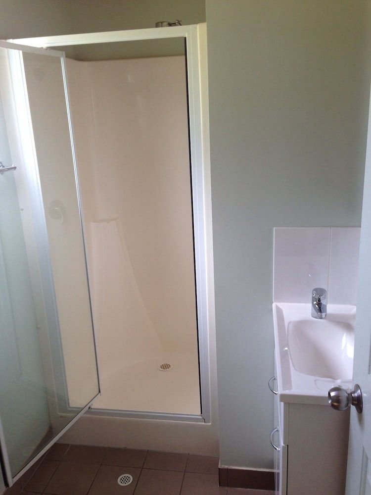 Riverside Tourist Park Standard Villa 6