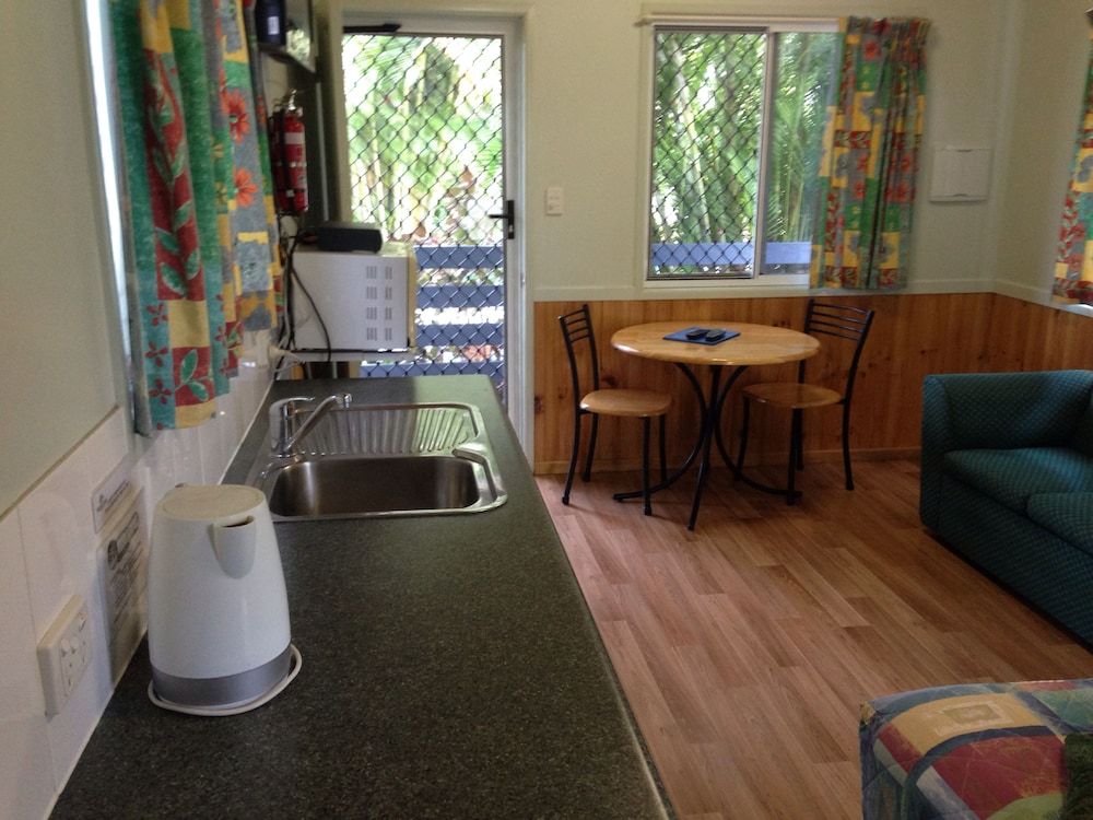 Riverside Tourist Park Standard Villa 4