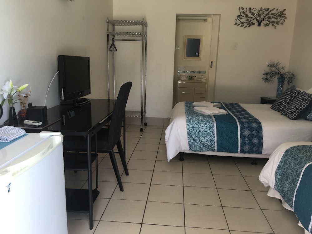 Black Marlin Motel Triple Room