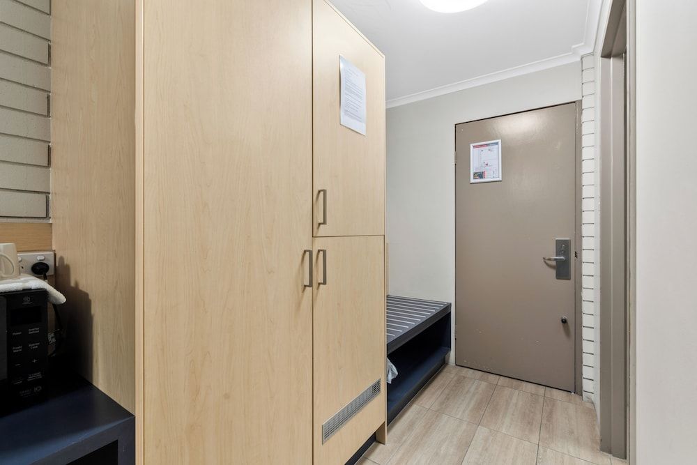 Morayfield Tavern & Motel Economy Triple Room 4