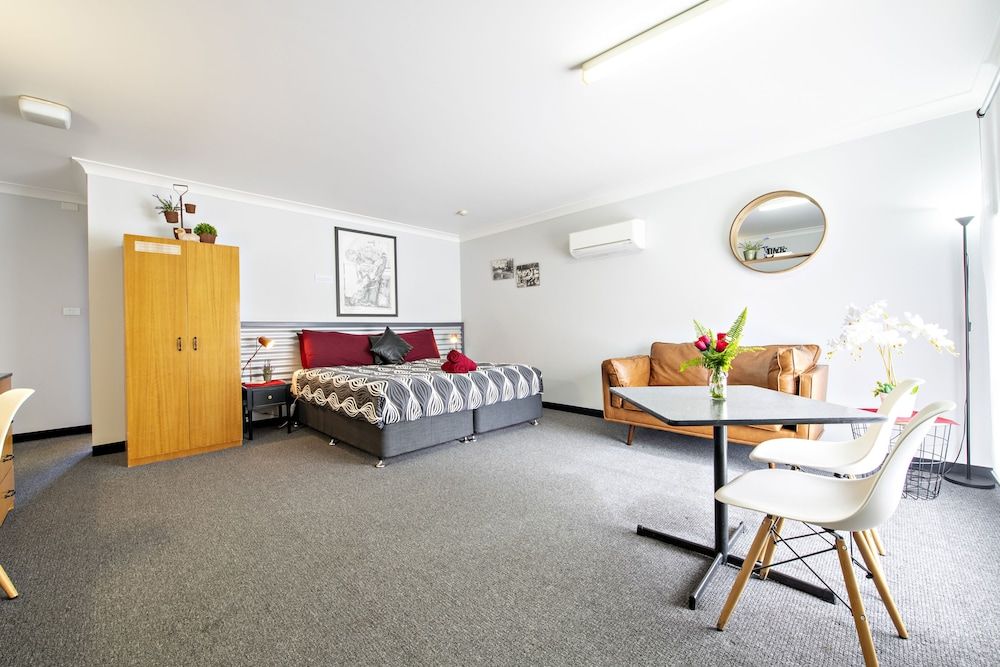Shearing Shed Motor Inn Deluxe King Suite 2