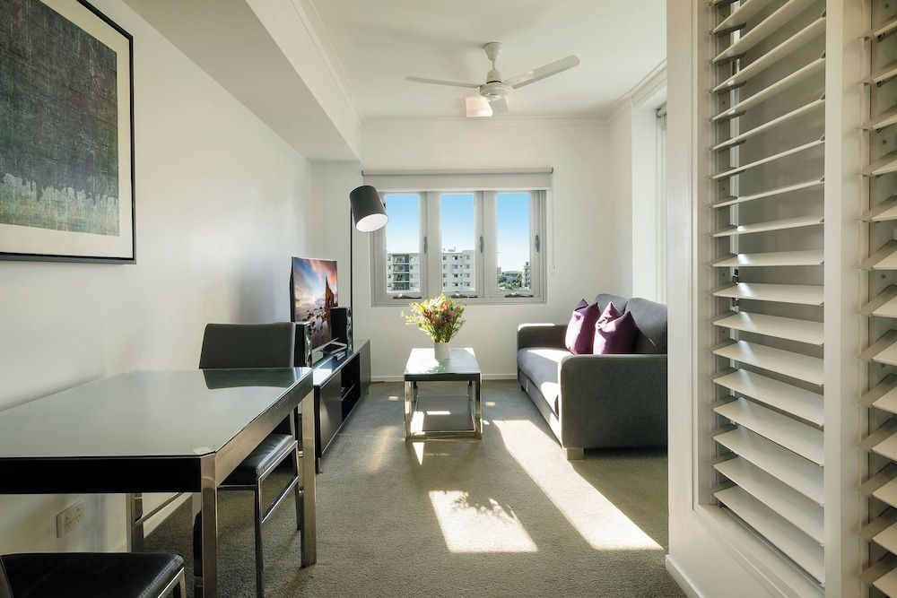 H on Mitchell Apartment Hotel