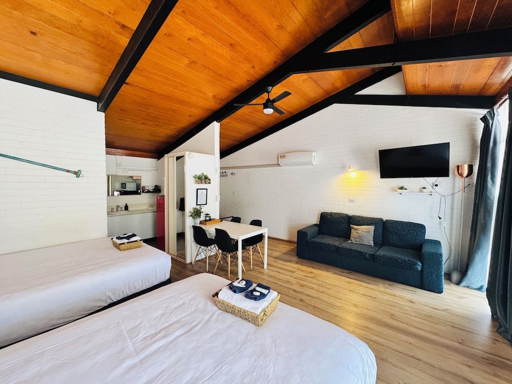 Jetty Motel The Entrance Family Quadruple Room, 1 Bedroom, Non Smoking, Refrigerator & Microwave 3