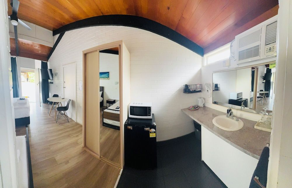 Jetty Motel The Entrance Family Quadruple Room, 1 Bedroom, Non Smoking, Refrigerator & Microwave 18