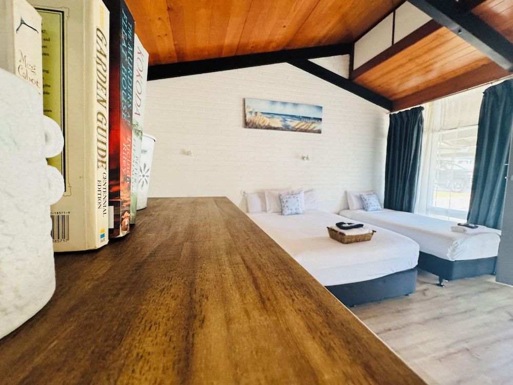 Jetty Motel The Entrance Family Quadruple Room, 1 Bedroom, Non Smoking, Refrigerator & Microwave 8