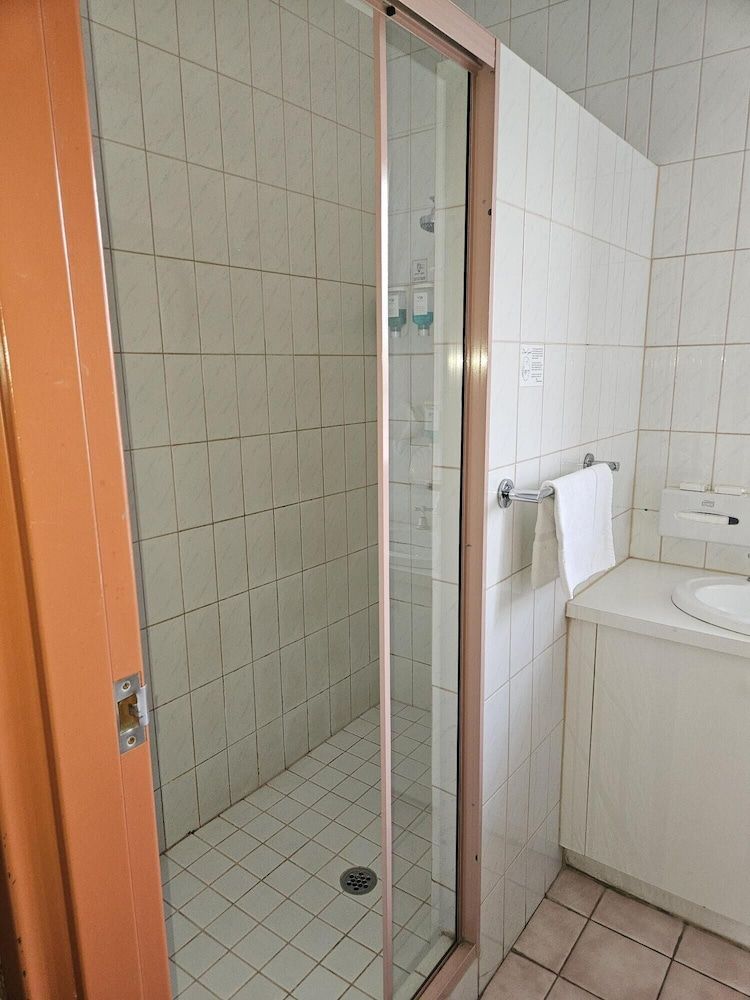 Courtyard Motor Inn Standard Queen + Single 3