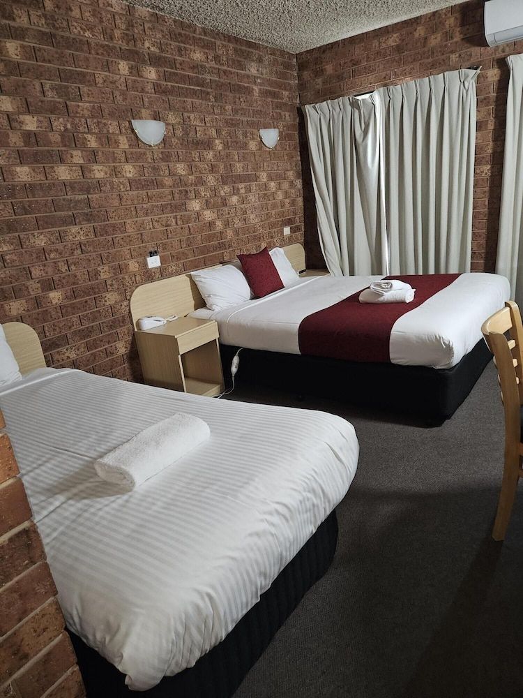 Courtyard Motor Inn Standard Queen + Single 2