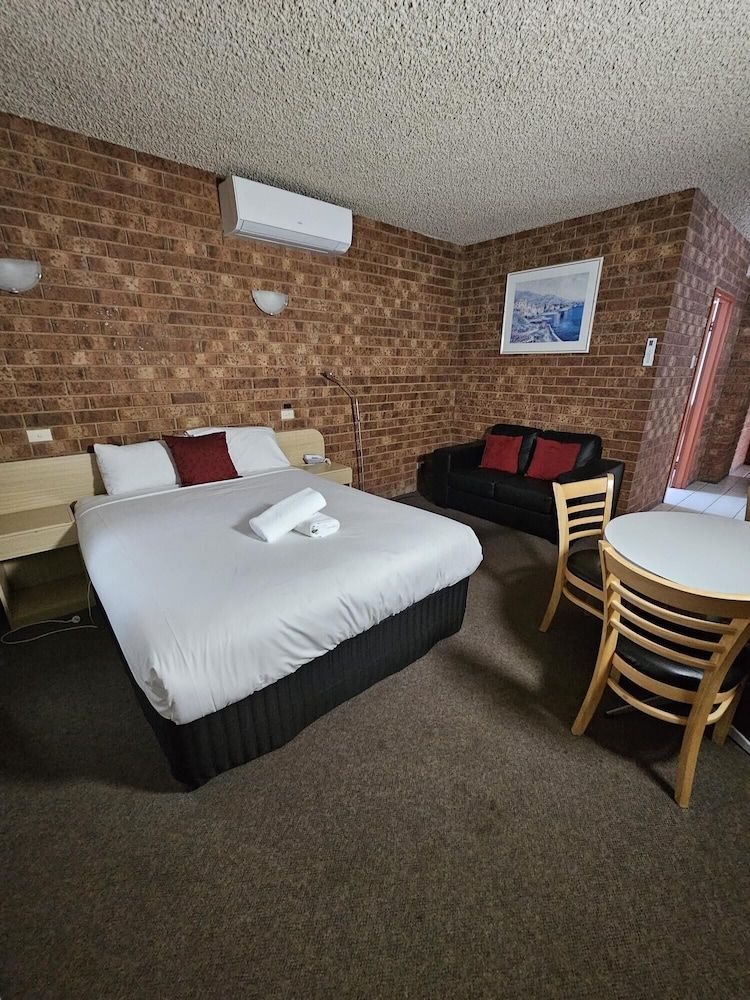 Courtyard Motor Inn 2 Room Family Suite